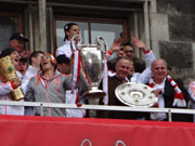 Besonders viele Jubelgesänge gab es auch für Uli Hoeneß, der hier mit Karl-Heinz Rummenigge auf dem Rathausbalkon feierte (©Foto: Martin Schmitz)